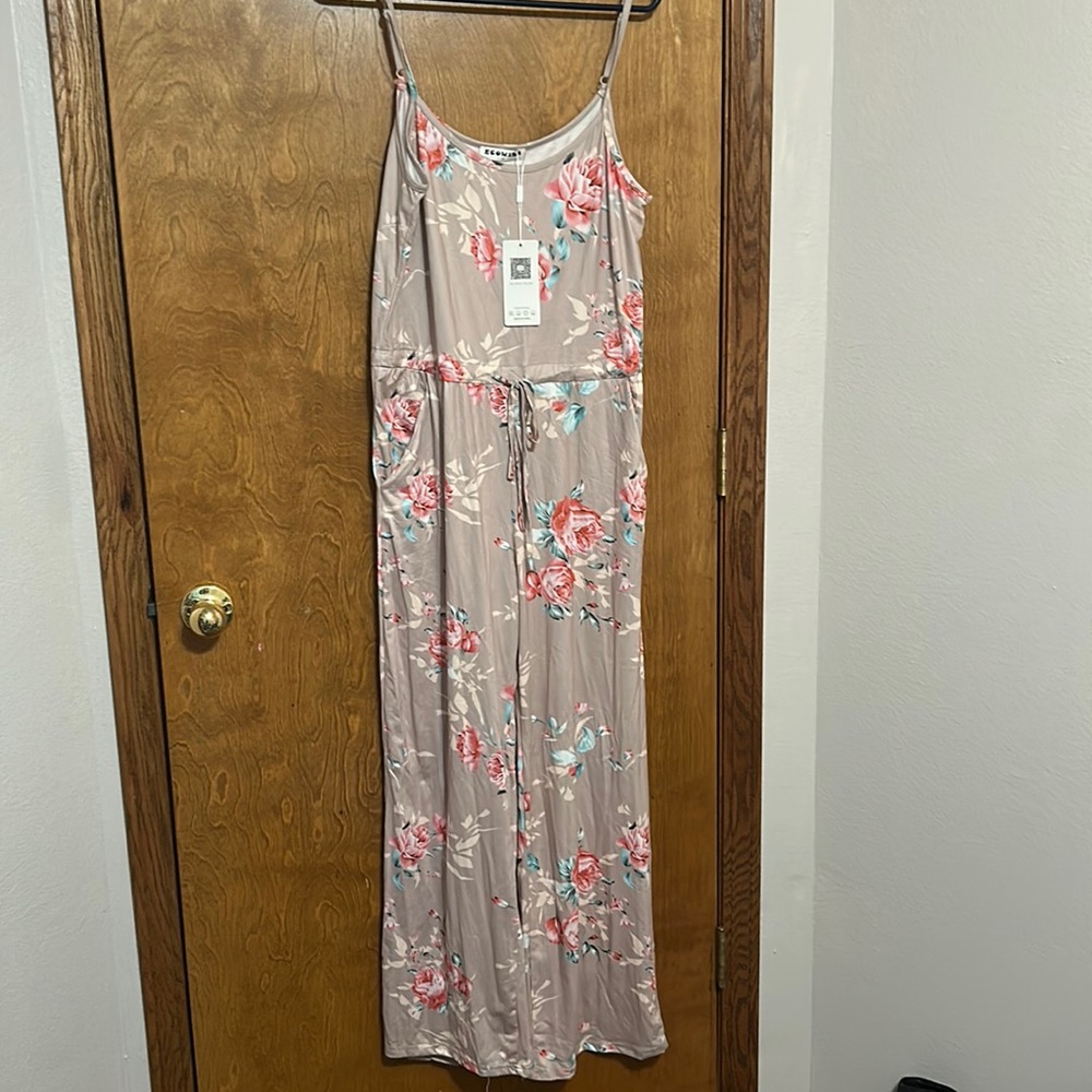 NWT women’s size medium ecowish romper.